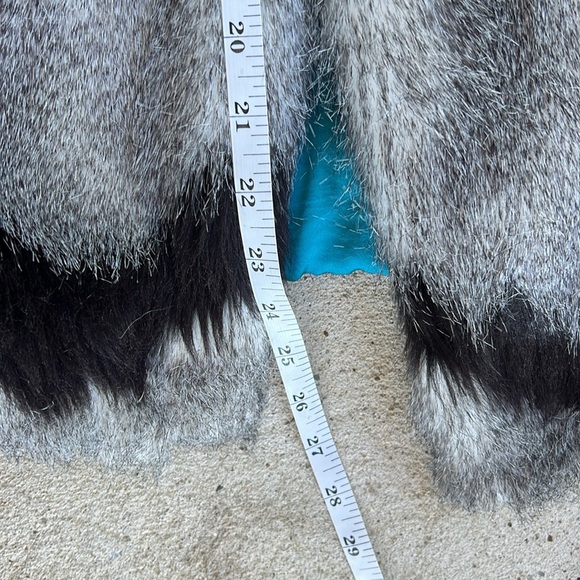 Anthropologie Elevenses Shaggy Black/Gray Chevron Striped Faux Fur Vest Small - Picture 9 of 12